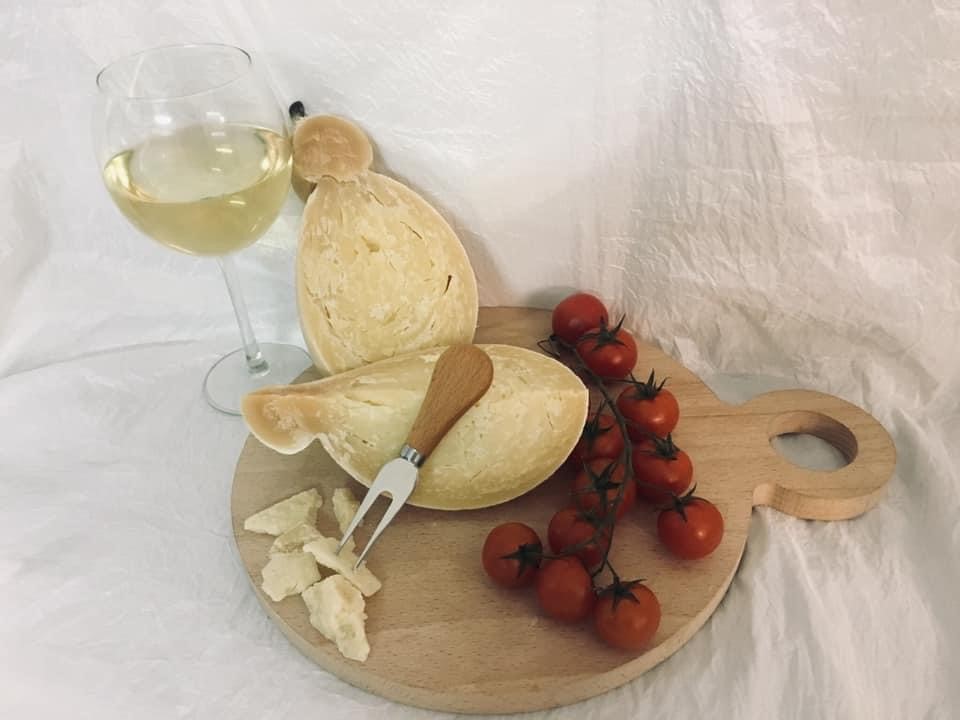 Caciocavallo-stravecchio-Caseificio-Regina-di-latte